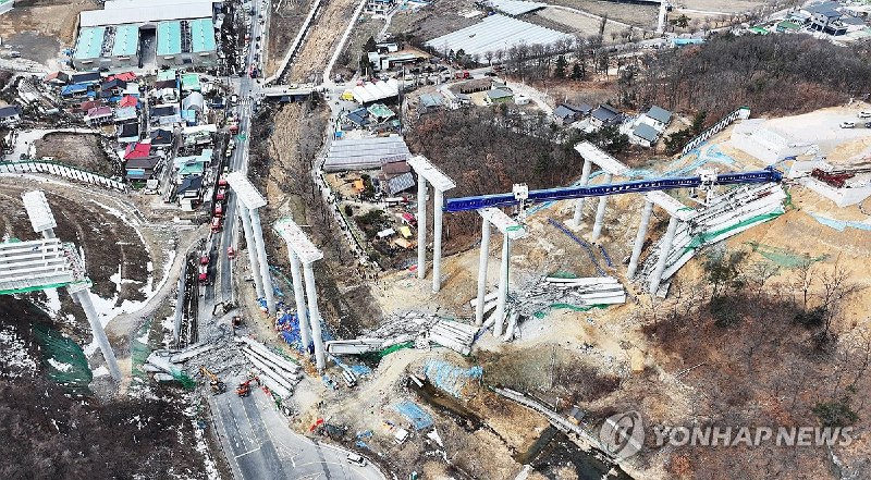 韩国首尔世宗高速公路一在建桥梁2月25日9:49坍塌，致4死5重伤，包括3名中国工人