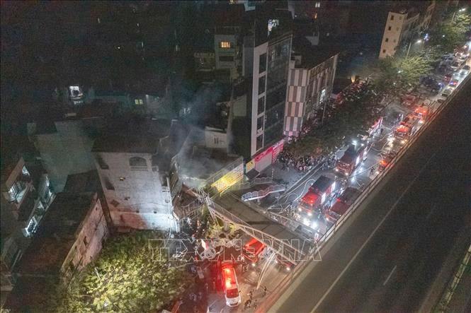 越南首都河内北慈廉郡范文同街一栋建筑18日23时左右起火，造成至少10人死亡