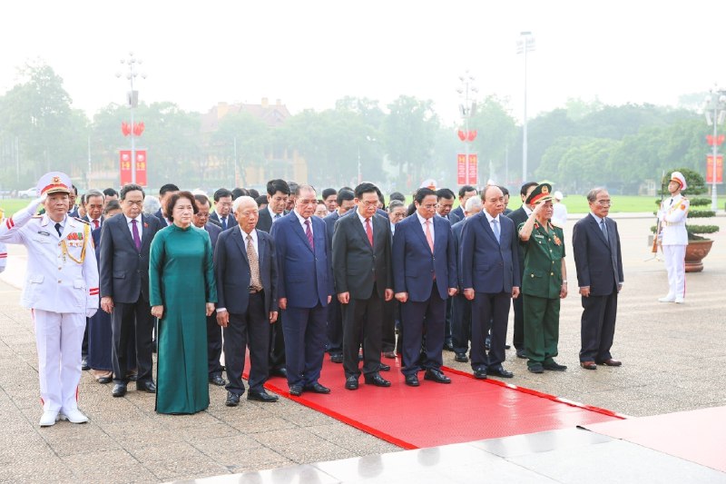 越共中央4月26日接受王庭惠（国会主席）引咎辞去越共中央委员、中央政治局委员、越南国会主席（2021–2026任期）职务，原因同样是身涉违纪案件