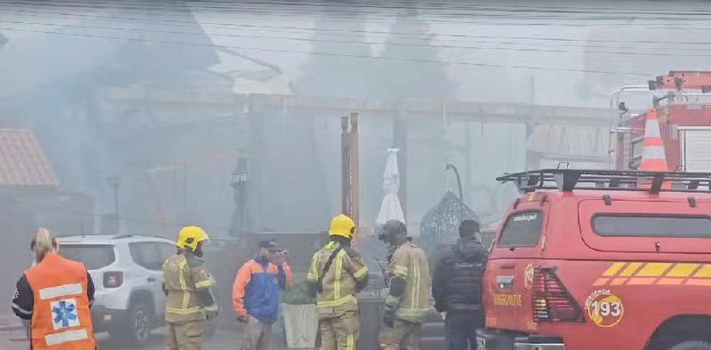 巴西一架小型飞机22日上午在南里奥格兰德州格拉马杜市坠毁，机上10人全部遇难