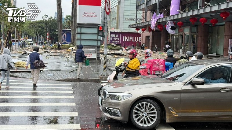 台湾台中，新光三越百货中港店十二层1月13日午前爆炸，已致4死26伤