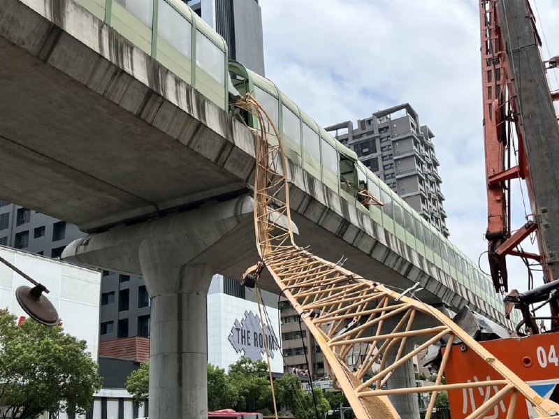 台中捷运丰乐公园站旁一工程吊臂5月10日中午倒塌坠落，砸向捷运桥面，与刚出站的列车相撞，造成1死8伤