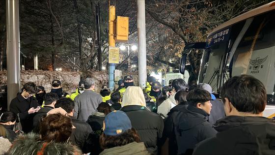 韩国时隔44年的紧急戒严令引发国会附近市民以及国会工作人员与武装军人之间的多次对峙与冲突