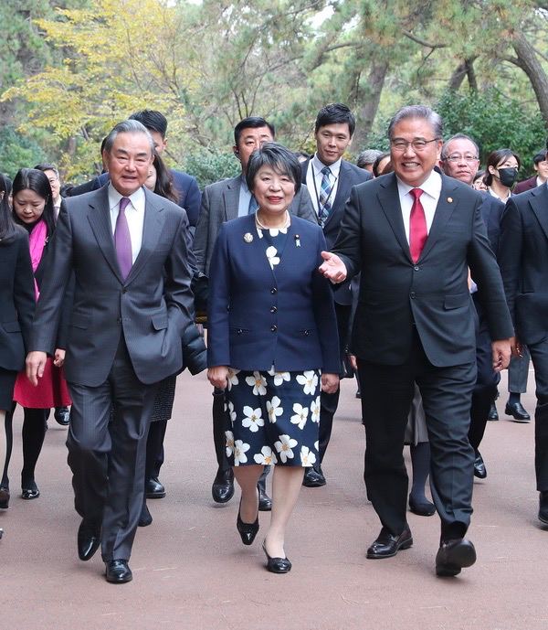 第十次中日韩外长会26日举行，中国外长王毅、韩国外长朴振、日本外相上川阳子共同出席