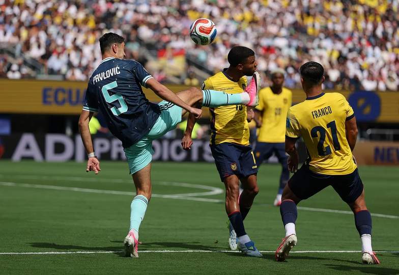 英雄联盟S赛最糟“VAR”：裁判干预过头，公平还是毁节奏？